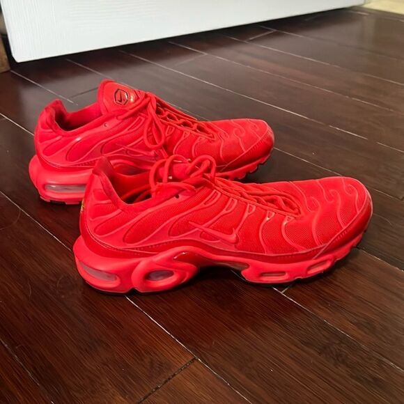 Nike Air Max Plus - Trainers in Red - Size 8.5 in Excellent Condition - Picture 1 of 6
